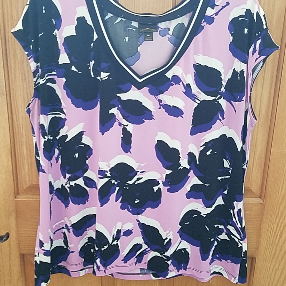 Lavendar blk/ cream floral cute top with neck band